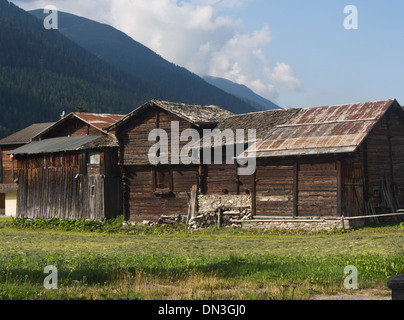 Vieilles maisons en bois typiques de la tradition dans le village Ulrichen dans le district de Conches dans les Alpes Suisses Banque D'Images