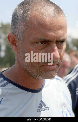 Aug 02, 2006 ; Los Angeles, CA, USA ; l'entraîneur de l'équipe de Chelsea JOSE MOURINHO assiste à la pratique. Chelsea FC sont en Californie du Sud pour le camp de formation avant de se rendre à Chicago pour prendre sur l'équipe d'étoiles de la Ligue majeure de Soccer Le 5 août. Crédit obligatoire : Photo par Marianna Massey Jour/ZUMA Press. (©) Copyright 2006 par Marianna jour Massey Banque D'Images