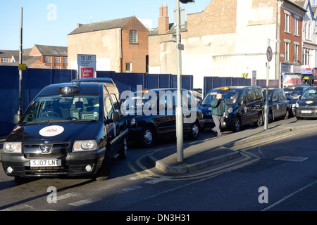 Des taxis attendent les clients à Leicester, Royaume-Uni. Banque D'Images