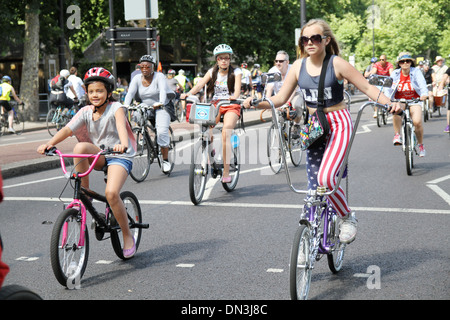 La Prudential RideLondon FreeCycle sur le remblai. Banque D'Images