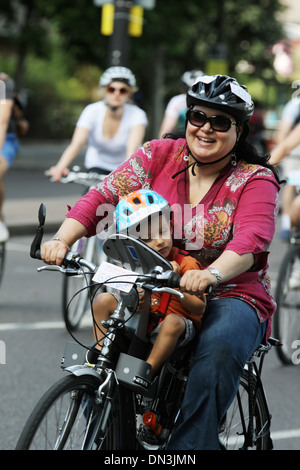 La Prudential RideLondon FreeCycle sur le remblai. Banque D'Images