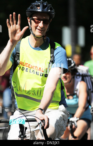 La Prudential RideLondon FreeCycle sur le remblai. Banque D'Images