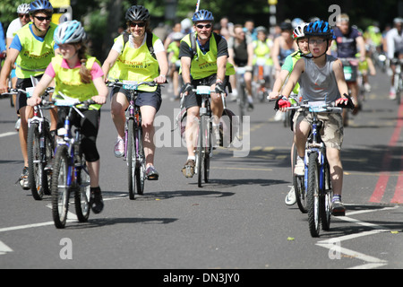 La Prudential RideLondon FreeCycle sur le remblai. Banque D'Images