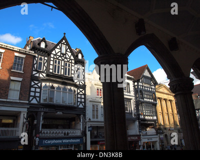 Une vue sur les bâtiments historiques sur Eastgate Street dans le centre-ville de Chester, de la célèbre arcade ou la ligne, Cheshire, Angleterre Banque D'Images