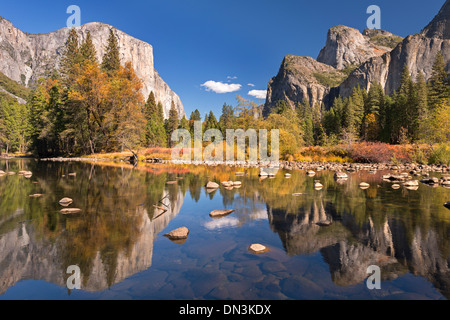 Vue sur la vallée d'El Capitan de la rivière Merced, Yosemite, California, USA. L'automne (octobre) 2013. Banque D'Images