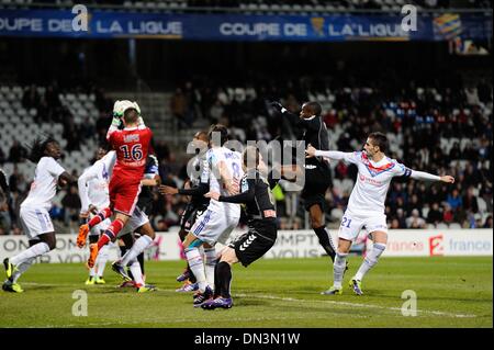 Lyon, France. Dec 18, 2013. Coupe de la Ligue française de football. Lyon et Reims. Anthony Lopes (Lyon) : Action de Crédit Plus Sport/Alamy Live News Banque D'Images