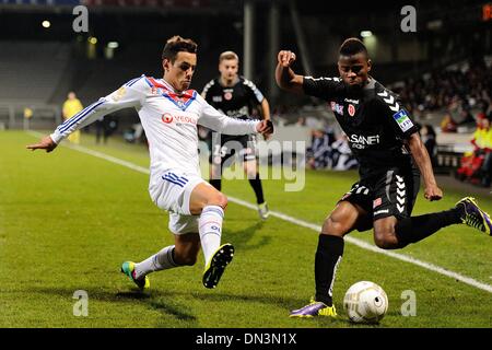 Lyon, France. Dec 18, 2013. Coupe de la Ligue française de football. Lyon et Reims. Mehdi Zeffane (Lyon) défis Floyd Ayite (Reims) : Action de Crédit Plus Sport/Alamy Live News Banque D'Images