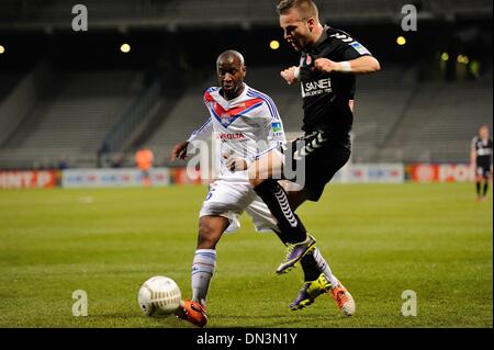 Lyon, France. Dec 18, 2013. Coupe de la Ligue française de football. Lyon et Reims. Gueida Fofana (Lyon) défis Atila Turan (Reims) : Action de Crédit Plus Sport/Alamy Live News Banque D'Images