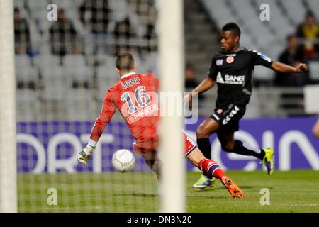 Lyon, France. Dec 18, 2013. Coupe de la Ligue française de football. Lyon et Reims. Anthony Lopes (Lyon) défis Floyd Ayite (Reims) : Action de Crédit Plus Sport/Alamy Live News Banque D'Images