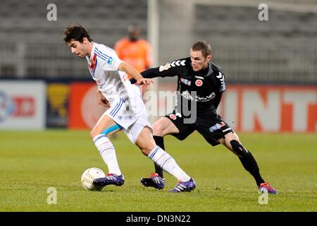 Lyon, France. Dec 18, 2013. Coupe de la Ligue française de football. Lyon et Reims. Yoann Gourcuff (Lyon) défis Antoine Devaux (Reims) : Action de Crédit Plus Sport/Alamy Live News Banque D'Images