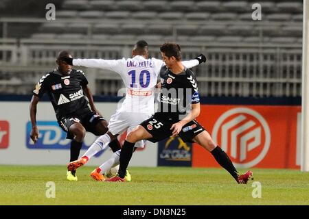 Lyon, France. Dec 18, 2013. Coupe de la Ligue française de football. Lyon et Reims. Alexandre Lacazette (Lyon) défis Anthony Weber (Reims) : Action de Crédit Plus Sport/Alamy Live News Banque D'Images