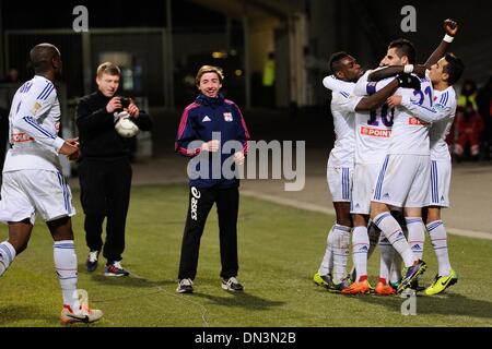 Lyon, France. Dec 18, 2013. Coupe de la Ligue française de football. Lyon et Reims. Célébrations pour le but de Maxime Gonalons (Lyon) : Action de Crédit Plus Sport/Alamy Live News Banque D'Images