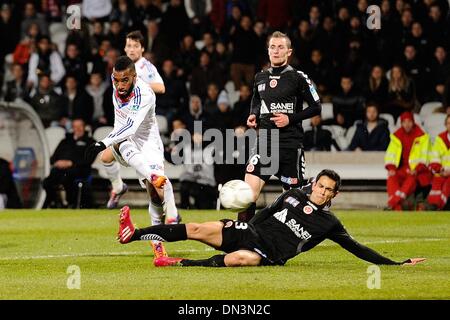 Lyon, France. Dec 18, 2013. Coupe de la Ligue française de football. Lyon et Reims. Alexandre Lacazette (Lyon) défis Aissa Mandi (Reims) : Action de Crédit Plus Sport/Alamy Live News Banque D'Images