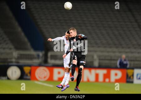 Lyon, France. Dec 18, 2013. Coupe de la Ligue française de football. Lyon et Reims. Steed Malbranque (Lyon) défis Antoine Devaux (Reims) : Action de Crédit Plus Sport/Alamy Live News Banque D'Images