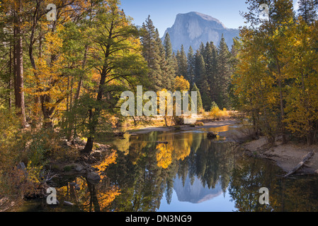 Demi-Dôme et feuillage d'automne reflètent dans la rivière Merced, Yosemite Valley, Californie, USA. L'automne (octobre) 2013. Banque D'Images