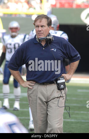 Sep 17, 2006 ; New York, NY, USA ; NFL football : L'ENTRAÎNEUR-CHEF BILL BELICHICK au NY Jets contre les New England Patriots au stade géant à New York. Patriots a gagné le match 24-17 . Crédit obligatoire : Photo par Jeffrey Geller/ZUMA Press. (©) Copyright 2006 by Jeffrey Geller Banque D'Images