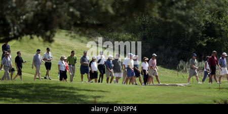 Sep 21, 2006 ; San Antonio, TX, USA ; Fans promenade le fairway seecond à La Cantera lors de l'ouverture ronde de la Valero Texas Open. Crédit obligatoire : Photo de Tom Reel/San Antonio Express-News/ZUMA Press. (©) Copyright 2006 par San Antonio Express-News Banque D'Images