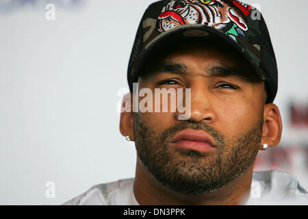 Sep 21, 2006 ; San Antonio, TX, USA ; FRES OQUENDO lors d'une conférence de presse pour annoncer son prochain combat contre Evander Holyfield à l'Alamodome le Jeudi, 21 septembre 2006. La lutte est prévue pour le 24 novembre. Crédit obligatoire : Photo par Jerry Lara/San Antonio Express-News/ZUMA Press. (©) Copyright 2006 par San Antonio Express-News Banque D'Images