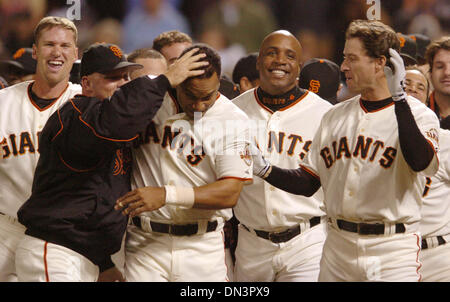 Sep 26, 2006 ; San Francisco, CA, USA ; San Francisco Giants MOISES ALOU est assailli par ses coéquipiers après avoir frappé un deux exécuter homer avec Todd Linden sur la base de gagner le match contre les Diamondbacks de l'Arizona dans le bas de la 9e manche à AT&T Park. Crédit obligatoire : Photo par Bob Larson/Contra Costa Times/ZUMA Press. (©) Copyright 2006 par Contra Costa Times Banque D'Images