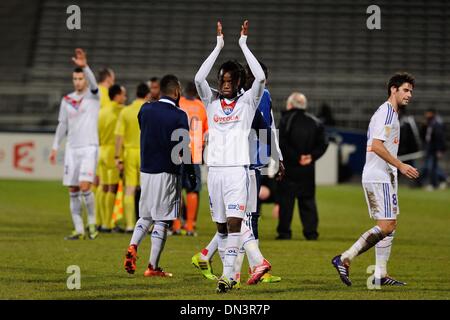 Lyon, France. Dec 18, 2013. Coupe de la Ligue française de football. Lyon et Reims. Fans applaudi par Bakary Kone et Yoann Gourcuff (Lyon) : Action de Crédit Plus Sport/Alamy Live News Banque D'Images