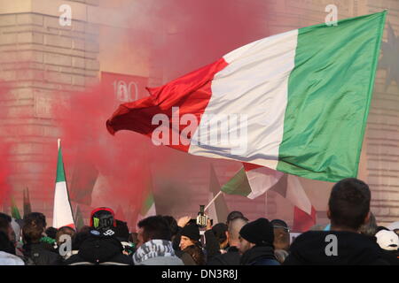Rome, Italie 18 décembre 2013, le mouvement 'fourche' manifestants dans la Piazza del Popolo, Rome, Ital Crédit : Gari Wyn Williams/Alamy Live News Banque D'Images