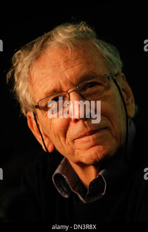 Athènes, Grèce. Dec 18, 2013. L'écrivain israélien Amos Oz présente son livre ''Scènes de la vie du Village'' à Athènes. © ZUMAPRESS.com/Alamy Vafeiadakis Aristidis/Live News Banque D'Images