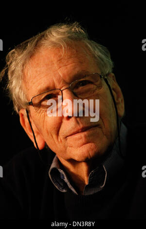 Athènes, Grèce. Dec 18, 2013. L'écrivain israélien Amos Oz présente son livre ''Scènes de la vie du Village'' à Athènes. © ZUMAPRESS.com/Alamy Vafeiadakis Aristidis/Live News Banque D'Images