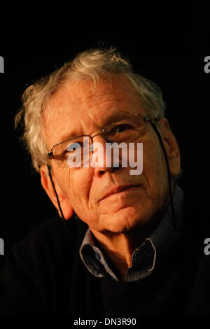 Athènes, Grèce. Dec 18, 2013. L'écrivain israélien Amos Oz présente son livre ''Scènes de la vie du Village'' à Athènes. © ZUMAPRESS.com/Alamy Vafeiadakis Aristidis/Live News Banque D'Images