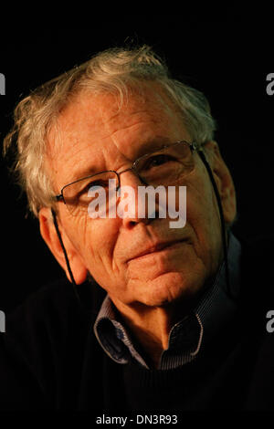 Athènes, Grèce. Dec 18, 2013. L'écrivain israélien Amos Oz présente son livre ''Scènes de la vie du Village'' à Athènes. © ZUMAPRESS.com/Alamy Vafeiadakis Aristidis/Live News Banque D'Images