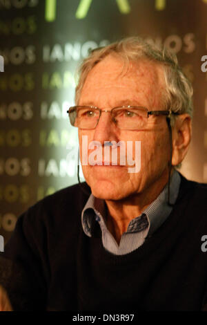 Athènes, Grèce. Dec 18, 2013. L'écrivain israélien Amos Oz présente son livre ''Scènes de la vie du Village'' à Athènes. © ZUMAPRESS.com/Alamy Vafeiadakis Aristidis/Live News Banque D'Images