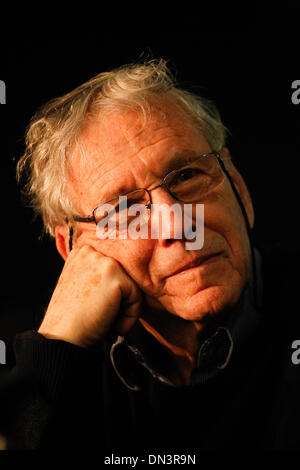 Athènes, Grèce. Dec 18, 2013. L'écrivain israélien Amos Oz présente son livre ''Scènes de la vie du Village'' à Athènes. © ZUMAPRESS.com/Alamy Vafeiadakis Aristidis/Live News Banque D'Images