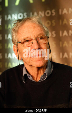 Athènes, Grèce. Dec 18, 2013. L'écrivain israélien Amos Oz présente son livre ''Scènes de la vie du Village'' à Athènes. © ZUMAPRESS.com/Alamy Vafeiadakis Aristidis/Live News Banque D'Images