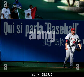 Oct 03, 2006, Anaheim, CA, USA ; Astros de Houston à partir lanceur ROGER CLEMENS au cours de la World Baseball Classic à Anaheim, Californie le 16 mars 2006. Clemens est parmi les six joueurs liés à l'utilisation de substances améliorant la performance par un ancien coéquipier, le Los Angeles Times a rapporté le dimanche. Crédit obligatoire : Photo par Armando Arorizo/ZUMA Press. (©) Copyright 2006 by Aroriz Banque D'Images