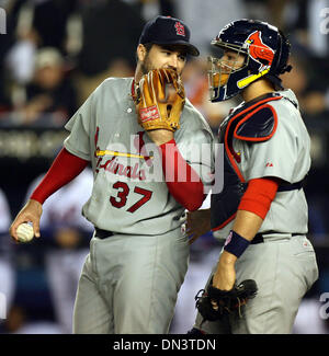 Oct 19, 2006 ; New York, NY, USA ; MLB : Cardinal le lanceur partant JEFF SUPAN, L, entretiens avec catcher YADIER MOLINA après Carlos Delgado marcha dans la première manche du Match 7 des CLN contre les Mets de New York au Shea Stadium le jeudi 19 octobre, 2006. Les Cardinaux battre les mets 3-1 et sera avancé à la série mondiale. Crédit obligatoire : Photo par Chris Lee/St. Louis Post-Dispatch/Z Banque D'Images