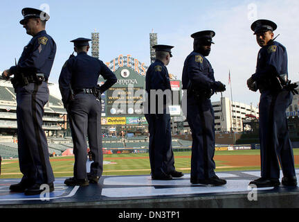 Oct 21, 2006 ; Detroit, Michigan, USA ; membres de la Michigan State Police prendre des photos de l'autre avant qu'un jeu de la Série mondiale entre les Cardinaux et les Tigres à Comerica Park. Crédit obligatoire : Photo par Huy Richard Mach/St Louis Dispatch/ZUMA Press. (©) Copyright 2006 par St Louis Dispatch Banque D'Images