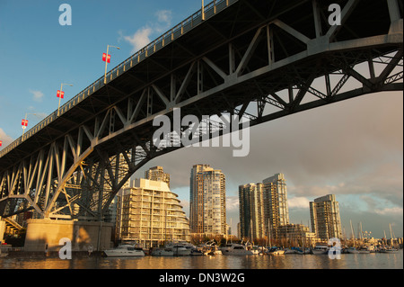 Reflet de Yaletown vacances bâtiments sous le pont Granville, Granville Island, Vancouver BC Canada Banque D'Images