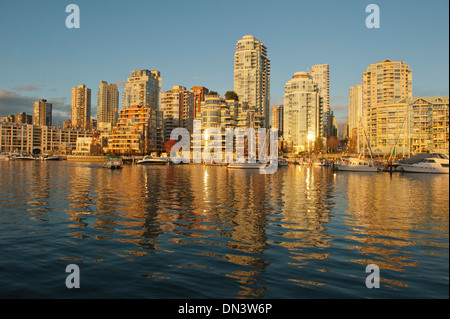 Reflet de Yaletown immeubles au coucher du soleil sur False Creek de Granville Island, Vancouver BC Canada Banque D'Images