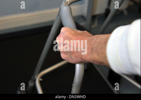 Close up de la main d'une femme âgée, dans une maison de soins à l'aide d'un châssis zimmer Banque D'Images