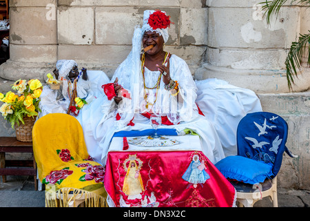 Une Fortune Teller de la Santeria, la religion de la Plaza de la Catedral, La Vieille Havane, Cuba Banque D'Images