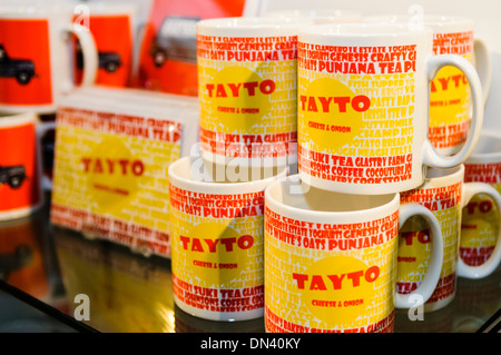 Tayto tasses de marque en vente dans un magasin de souvenirs à Belfast, en Irlande du Nord Banque D'Images