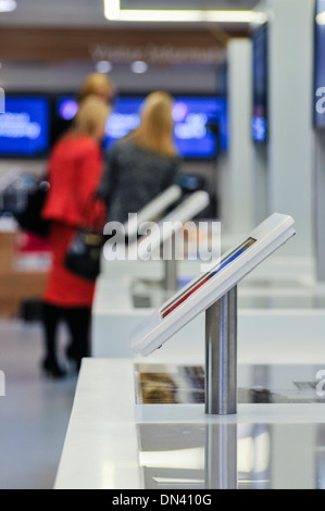 Des expositions interactives avec des informations touristiques à visiter Belfast tourist information centre Banque D'Images