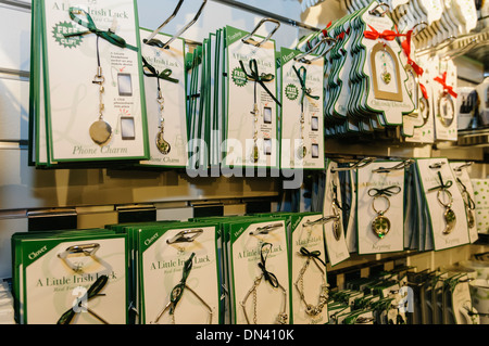 Souvenirs irlandais en vente dans un magasin Banque D'Images