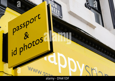 Un atelier photographique offrant des photos d'identité et passeport Banque D'Images