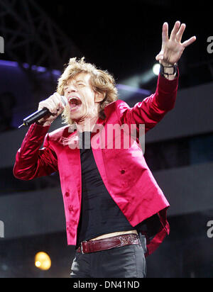 Nov 06, 2006 ; Oakland, CA, USA ; Mick Jagger et les Rolling Stones au McAfee Coliseum d'Oakland. Les pierres terminer la dernière étape de leur tournée Bigger Bang. Crédit obligatoire : Photo de John Green/Oakland Tribune/ZUMA Press. (©) Copyright 2006 par Oakland Tribune Banque D'Images