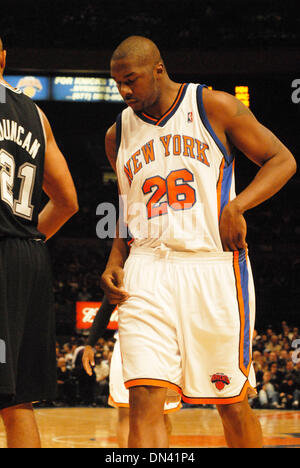 Nov 06, 2006 ; New York, NY, USA ; KELVIN CATO des New York Knicks pendant le match contre les San Antonio Spurs au Madison Square Garden de New York. Spurs a gagné le match 105-93. Crédit obligatoire : Photo par Jeffrey Geller/ZUMA Press. (©) Copyright 2006 by Jeffrey Geller Banque D'Images
