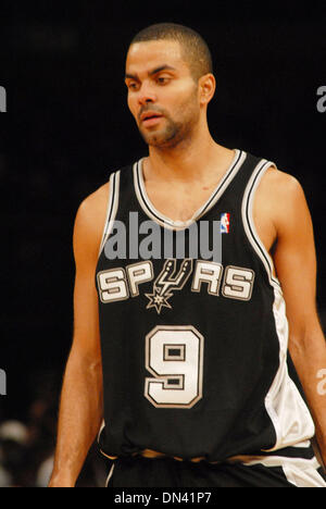 Nov 06, 2006 ; New York, NY, USA ; Tony Parker des San Antonio Spurs pendant le match contre les New York Knicks au Madison Square Garden de New York. Spurs a gagné le match 105-93. Crédit obligatoire : Photo par Jeffrey Geller/ZUMA Press. (©) Copyright 2006 by Jeffrey Geller Banque D'Images