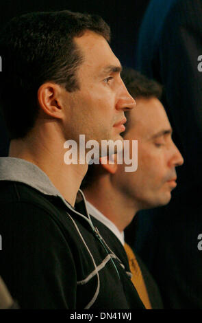 Nov 08, 2006 ; New York, NY, USA ; (au premier plan) de l'IBO/IBF Champion du monde des poids lourds Wladimir Klitschko et K-2 Promotions TOM LOEFFLER lors d'une conférence de presse pour la lutte contre Klitschko Calvin Brock à Madison Square Garden Samedi 11 Novembre, 2006. Crédit obligatoire : Photo de J. P. Yim/ZUMA Press. (©) Copyright 2006 par J. P. Yim Banque D'Images