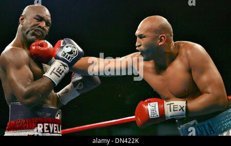 Nov 10, 2006 ; San Antonio, TX, USA ; Evander Holyfield est frappé par FRES OQUENDO à l'Alamodome. Holyfield a gagné par décision unanime. Crédit obligatoire : Photo par Bahram Mark Sobhani/San Antonio Express-News/ZUMA Press. (©) Copyright 2006 par San Antonio Express-News Banque D'Images