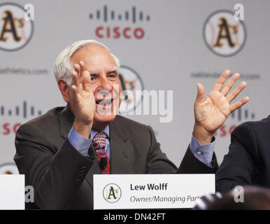 Nov 14, 2006 ; San Jose, CA, USA ; Oakland Athletics propriétaire Lew Wolff parle au cours d'une conférence de presse au siège de Cisco Systems, Inc à San Jose, Californie mardi, 14 Nov, 2006 Crédit obligatoire : Photo par Ahbeck Bea/Le Fremont Argus/ZUMA Press. (©) Copyright 2006 par l'Argus Fremont Banque D'Images