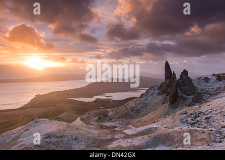 Lever de soleil spectaculaire sur le vieil homme de Storr, île de Skye, en Ecosse. Hiver (décembre) 2013. Banque D'Images